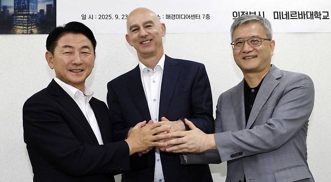 왼쪽부터 김동근 의정부시장, 마이크 매기 미네르바대 총장, 정인철 매일경제TV 대표.
김호영 기자