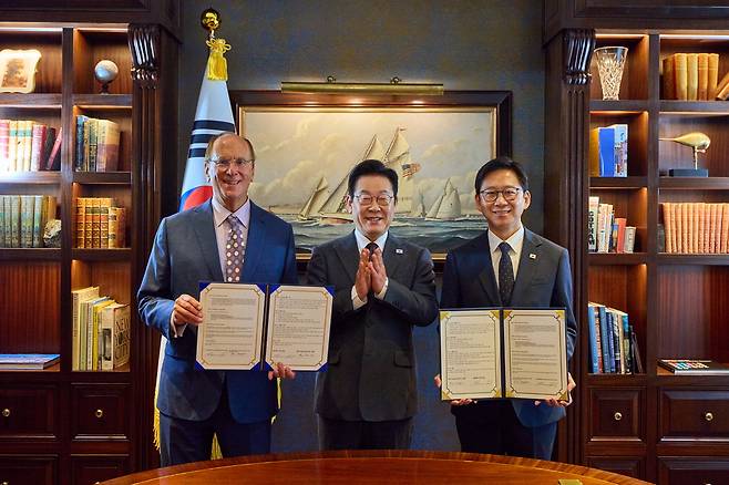 과기부·블랙록, AI협력 MOU 이재명 대통령이 22일(현지시간) 뉴욕의 한 호텔에서 인공지능(AI) 산업 글로벌 협력을 위한 양해각서(MOU)를 체결한 뒤 래리 핑크 블랙록 회장(왼쪽), 배경훈 과학기술정보통신부 장관과 기념촬영을 하고 있다.  연합뉴스