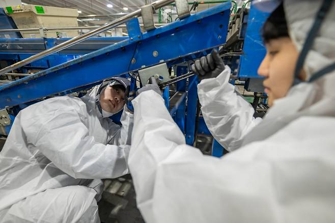 CFS 오토메이션 엔지니어들이 풀필먼트센터에서 자동화 설비 배출슈트 레일을 정비하는 모습. /사진제공=쿠팡