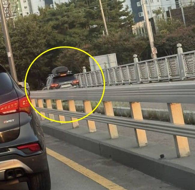 지난 18일 광주 북구 오룡동 첨단대교(양산동 방면)에서 SUV 한 대가 인도로 달리는 모습./사진=SNS