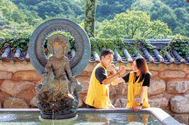 1대 1 산책 데이트를 즐기는 두 참가자. 대한불교조계종 사회복지재단 제공