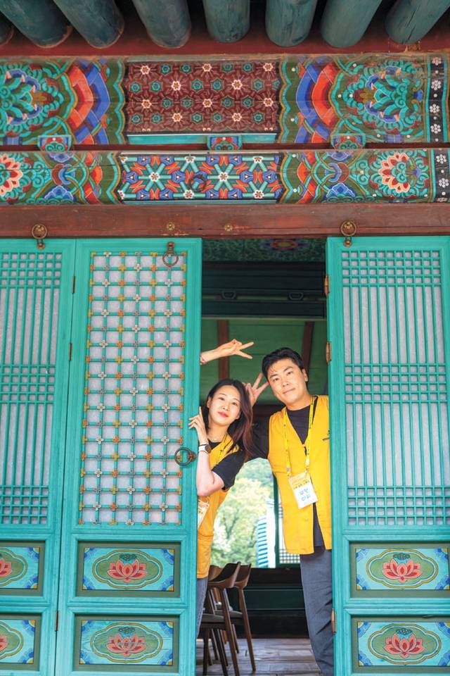 1:1 데이트 시간에 참가자들이 포즈를 취하고 있다.  대한불교조계종 사회복지재단 제공