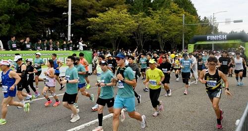 지난해 10월 인천 송도국제도시에서 열린 마라톤대회에서 참가자들이 도로를 달리고 있다.   인천시청 제공