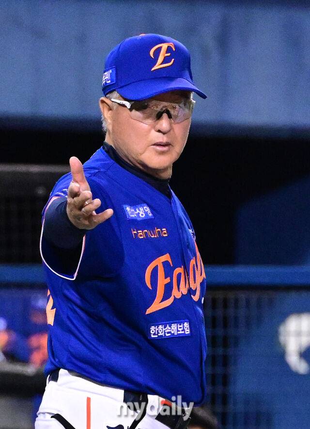 2025년 8월 8일 오후 서울 잠실구장에서 열린 '2025 신한 SOL뱅크 KBO 리그' 한화 이글스와 LG 트윈스의 경기. 한화 김경문 감독이 7회말 2사 1.3루서 그라운드로 나와 주심에게 항의하고 있다./마이데일리