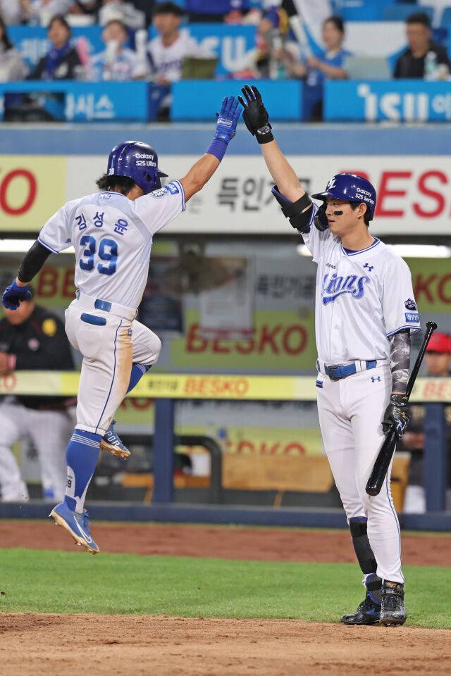 김성윤과 구자욱(왼쪽부터)./삼성 라이온즈
