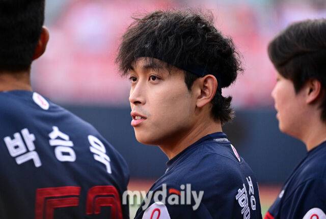 2025년 9월 3일 오후 경기도 수원KT위즈파크에서 열린 '2025 신한 SOL뱅크 KBO 리그' 롯데 자이언츠와 KT 위즈의 경기. 롯데 황성빈이 지켜보고 있다./마이데일리