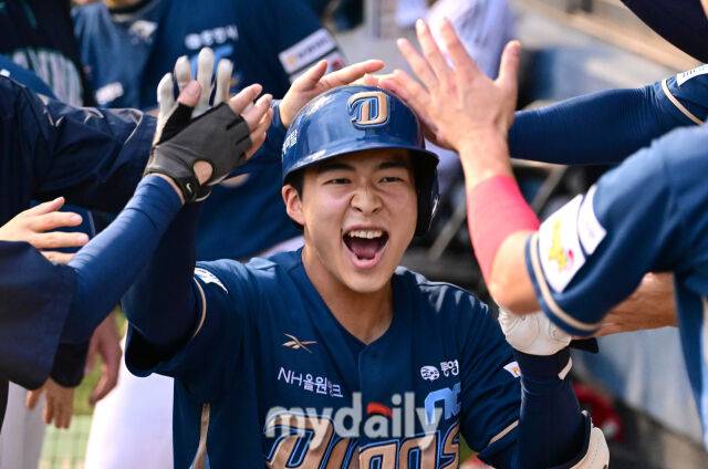 2025년 6월 19일 오후 서울 잠실구장에서 '2025 신한 SOL뱅크 KBO 리그' NC 다이노스와 LG 트윈스의 경기.NC 김휘집이 5회초 2사 후 솔로 홈런을 친 뒤 기뻐하고 있다.