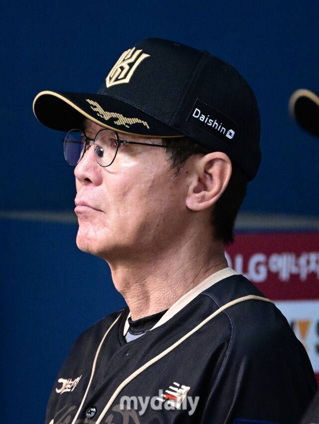 2025년 9월 11일 오후 서울 잠실구장에서 열린 '2025 신한 SOL뱅크 KBO 리그' KT 위즈와 LG 트윈스의 경기. KT 이강철 감독이 지켜보고 있다./마이데일리