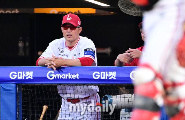 2025년 8월 7일 오후 인천 SSG랜더스필드에서 열린 '2025 신한 SOL뱅크 KBO 리그' 삼성 라이온즈와 SSG랜더스의 경기. SSG 이숭용 감독이 경기를 지켜보고 있다./마이데일리