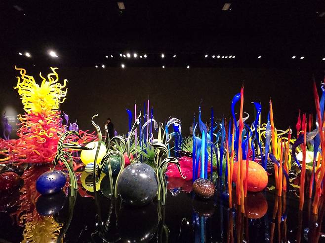 시애틀 ‘치훌리 가든 앤 글래스’에 있는 유리공예 작품 ‘정원’