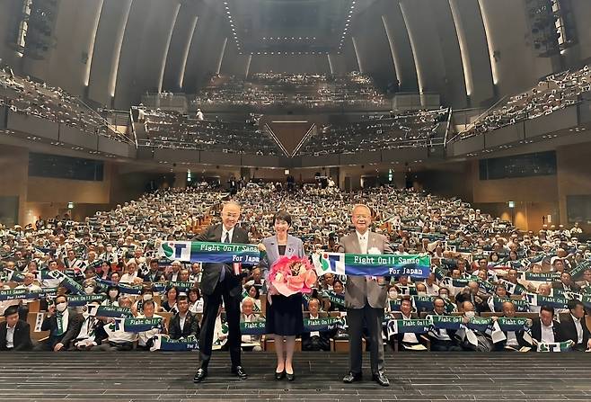 지난 2024년 3월 나라현의 한 행사장에서 다카이치 사나에 전 경제안보상이 시민들과 함께 사진을 찍고 있다. [다카이치 사나에 인스타그램 캡처]