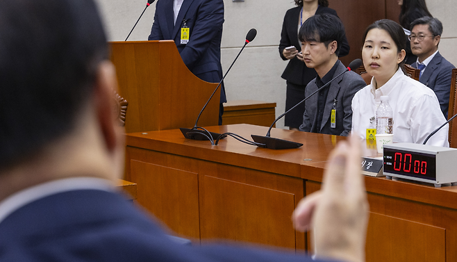 23일 국회에서 열린 오송 지하차도 참사 진상규명과 재발 방지 대책 마련을 위한 국정조사 청문회에 참사 발생 당시 충북도청 자연재난과에서 사고 관련 전화를 받았던 이한울 주무관이 출석해 의원 질의에 답하고 있다. [연합]