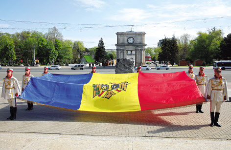 지난 2022년 몰도바 수도 키시너우에서 열린 ‘국기의 날’ 행사에서 참가자들이 몰도바 국기를 펼쳐들고 있다. 기사와 직접적 연관 없음. [로이터]