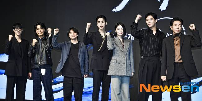 왼쪽부터 김동원, 최귀화, 추창민 감독, 박서함, 신예은, 로운, 박지환