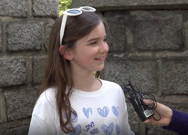 [서울=뉴시스] 애니메이션 영화 '케이팝 데몬 헌터스'가 전 세계인들의 뜨거운 사랑을 받으면서 한국을 방문하는 외국인 관광객들의 여행 방식에도 큰 변화가 일고 있다. 사진은 낙산공원을 방문한 호주 소녀 에이커의 인터뷰 모습. 2025.09.22. *재판매 및 DB 금지