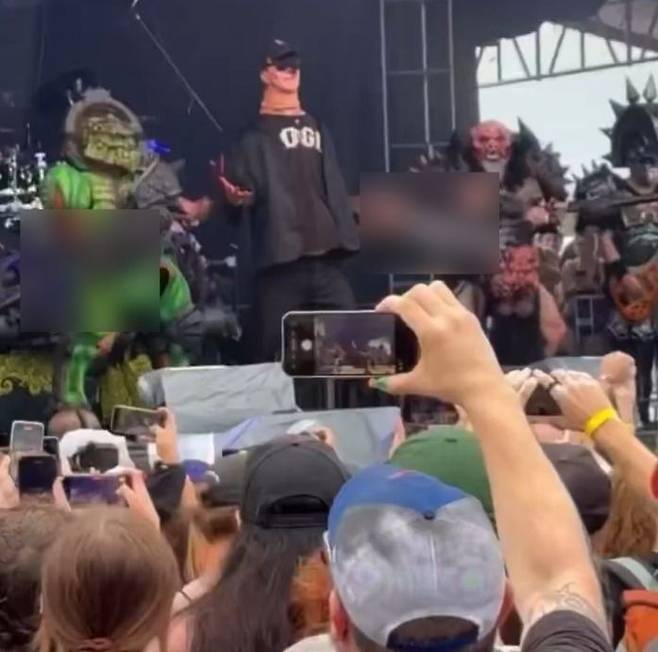 [뉴시스]미국의 헤비메탈 밴드 GWAR가 시카고에서 열린 음악 축제 무대에서 일론 머스크와 도널드 트럼프 전 미국 대통령을 본뜬 모형을 대상으로 과격한 퍼포먼스를 펼쳐 논란이 일고 있다.(사진=엑스/@hottakecarley).2025.09.22 *재판매 및 DB 금지