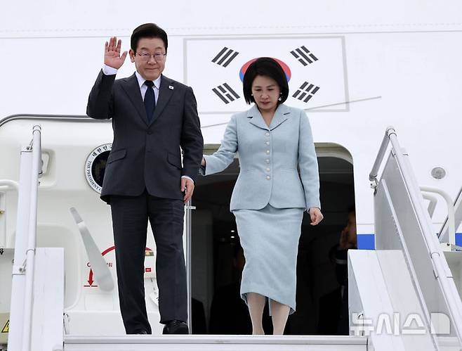 [뉴욕=뉴시스] 최동준 기자 = 유엔 총회에 참석하는 이재명 대통령이 22일(현지 시간) 미국 뉴욕 JFK 국제공항에 도착해 김혜경 여사와 공군 1호기에서 내리고 있다. 2025.09.23. photocdj@newsis.com