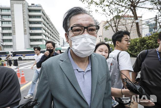 [서울=뉴시스] 정병혁 기자 =건진법사 전성배씨가 지난달 21일 서울 종로구 KT광화문빌딩 웨스트에 마련된 김건희 특검 사무실에 출석하고 있다. 2025.08.21. jhope@newsis.com