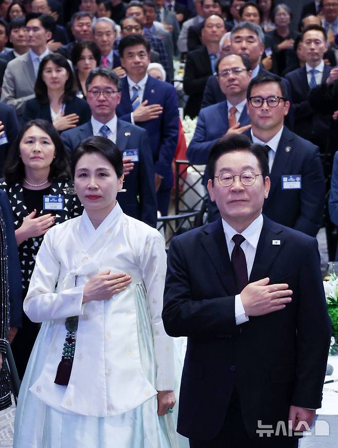 [뉴욕=뉴시스] 최동준 기자 = 이재명 대통령과 김혜경 여사가 22일(현지 시간) 미국 뉴욕의 한 호텔에서 열린 동포 간담회에서 참석자들과 국민의례를 하고 있다. 2025.09.23. photocdj@newsis.com