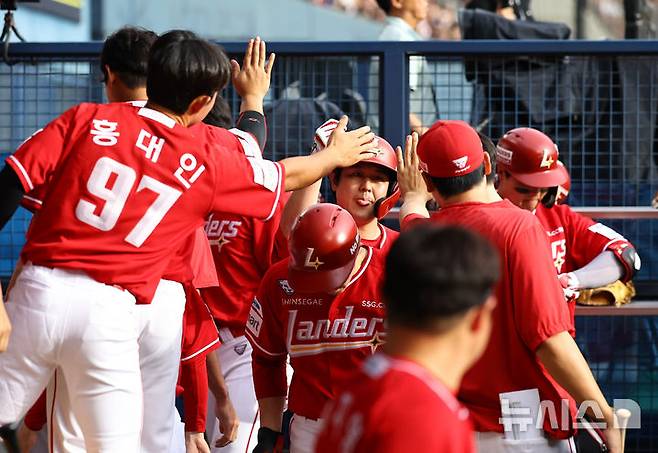 [서울=뉴시스] 최진석 기자 = 7일 서울 잠실야구장에서 열린 ‘2025 KBO리그’ SSG 랜더스와 LG 트윈스의 경기, 1회초 무사 2,3루 상황 SSG  최정이 좌익수 희생플라이 타점을 올린 뒤 동료들과 기뻐하고 있다. 2025.09.07. myjs@newsis.com