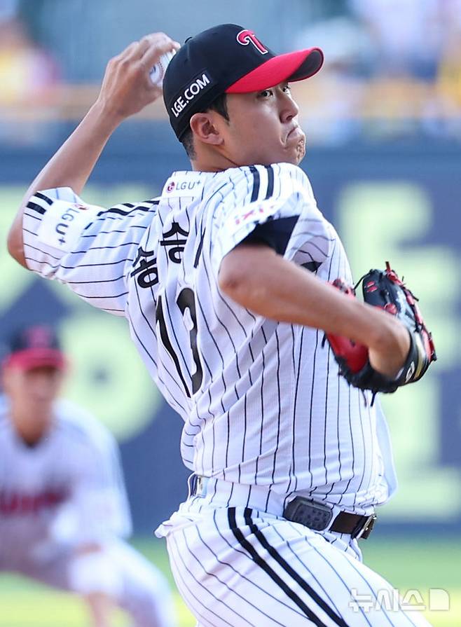 [서울=뉴시스] 최진석 기자 = 10일 서울 송파구 잠실야구장에서 열린 2025 KBO리그 키움 히어로즈와 LG 트윈스의 경기. 1회초 LG 선발 송승기가 역투하고 있다. 2025.07.10. myjs@newsis.com