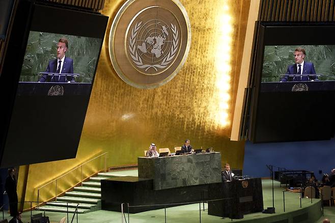 [뉴욕=AP/뉴시스] 에마뉘엘 마크롱 프랑스 대통령이 22일(현지 시간) 미국 뉴욕 유엔본부에서 이스라엘-팔레스타인 '두 국가 해법'에 대한 지지를 높이기 위한 고위급 회의에서 연설하고 있다. 2025.09.23.