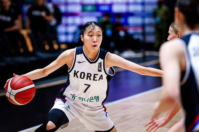 [서울=뉴시스]한국 16세 이하(U-16) 여자 농구 대표팀 한예담(춘천여고)이 23일 말레이시아 스름반 아레나에서 열린 2025 국제농구연맹(FIBA) U-16 여자농구 아시아컵 조별리그 A조 2차전 '최강' 호주와 경기와 치르고 있다. (사진=국제농구연맹 홈페이지) 2025.09.23. photo@newsis.com *재판매 및 DB 금지