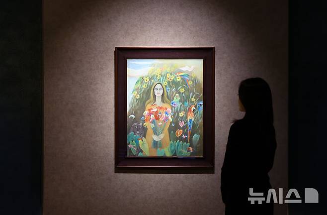 [서울=뉴시스] 황준선 기자 = 23일 서울 종로구 석파정 서울미술관에서 열린 천경자 작고 10주기 특별기획전 '내 슬픈 전설의 101페이지' 언론 공개 행사에 '알라만다의 그늘'이 전시돼 있다.오는 24일부터 개최되는 '내 슬픈 전설의 101페이지'는 천경자 작가의 1940년대 후반부터 1990년대에 이르는 대표 작업 80여점을 주제에 맞게 묶어 총망라한 전시로 지난 2006년 회고전 이후 이후 가장 큰 규모의 대형 전시다. 2025.09.23. hwang@newsis.com