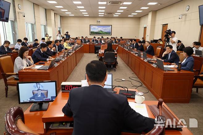 [서울=뉴시스] 조성봉 기자 = 위성곤 국회 기후위기특별위원장이  23일 오후 서울 여의도 국회에서 열린 국회 기후위기특별위원회 전체회의에서 의사봉을 두드리고 있다. 2025.09.23. suncho21@newsis.com