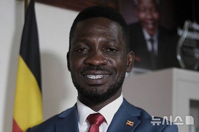 [AP/뉴시스] 가수이자 우간다 제1야당 대통령 후보인 보비 와인이 올 7월 당 수무실에서 촬영 포즈를 취하고 있다.