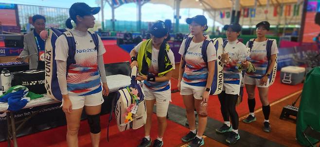 한국 소프트테니스 여자 대표팀이 21일 제9회 문경아시아소프트테니스선수권대회 단체전 결승에서 일본에 아쉽게 우승컵을 내준 뒤 경기장을 빠져나가는 모습. 대회 조직위원회