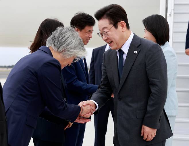 유엔총회 참석차 미국을 방문한 이재명 대통령이 22일(현지시간) 뉴욕 JFK공항에서 강경화 주미대사 내정자와 악수하고 있다. 연합뉴스