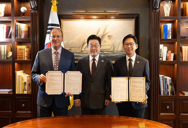 유엔총회 참석을 위해 미국을 방문한 이재명 대통령이 22일(현지시간) 뉴욕의 한 호텔에서 AI 산업 글로벌 협력을 위한 양해각서(MOU)를 체결한 뒤 래리 핑크 세계경제포럼(WEF) 의장 겸 블랙록 회장, 배경훈 과학기술정보통신부 장관과 기념촬영을 하고 있다. 연합뉴스