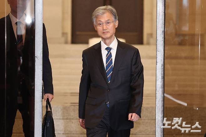 조희대 대법원장이 17일 오후 서울 서초구 대법원에서 퇴근하고 있다. 조 대법원장은 이날 한덕수 전 국무총리와 이재명 대통령의 공직선거법 위반 사건 처리를 논의했다는 의혹을 전면 부인했다. 류영주 기자