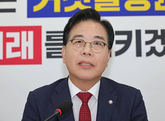 국민의힘 송언석 원내대표가 23일 서울 여의도 국회 원내대표실에서 취임 100일 기자회견을 하고 있다. 연합뉴스