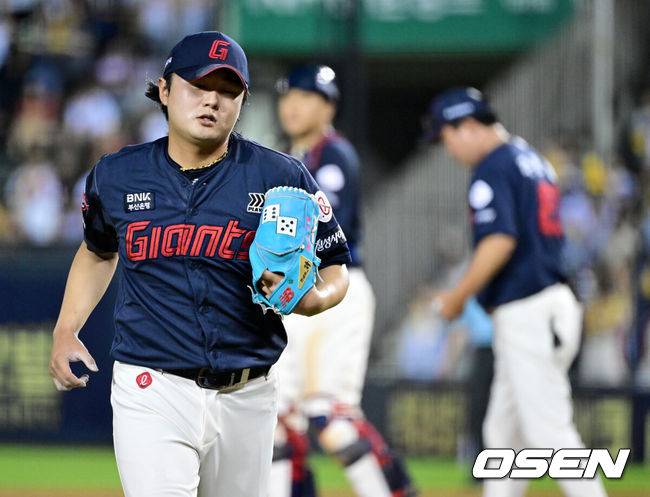 [OSEN=잠실, 최규한 기자] 21일 서울 잠실야구장에서 ‘2025 신한 SOL Bank KBO리그’ LG 트윈스와 롯데 자이언츠의 경기가 열렸다.홈팀 LG는 요니 치리노스, 방문팀 롯데는 이민석을 선발로 내세웠다.6회말 1사 1루 상황 롯데 투수 정철원이 마운드를 내려가고 있다. 2025.08.21 / dreamer@osen.co.kr