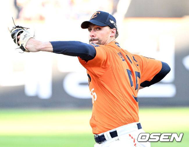 [OSEN=대전, 이대선 기자] 24일 오후 대전 한화생명볼파크에서 2025 신한 SOL Bank KBO리그 한화 이글스와 SSG 랜더스의 경기가 열렸다.한화는 와이스, SSG은 송영진을 선발로 내세웠다.1회초 무사에서 한화 선발투수 와이스가 역투하고 있다. 2025.08.24 /sunday@osen.co.kr