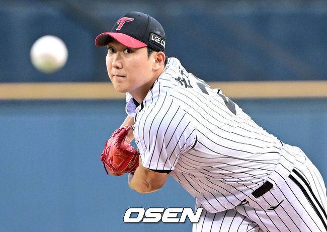 [OSEN=잠실, 최규한 기자] 20일 서울 잠실야구장에서 ‘2025 신한 SOL Bank KBO리그’ LG 트윈스와 롯데 자이언츠의 경기가 열렸다.홈팀 LG는 손주영, 방문팀 롯데는 나균안을 선발로 내세웠다.1회초 LG 선발 손주영이 힘차게 공을 뿌리고 있다. 2025.08.20 / dreamer@osen.co.kr