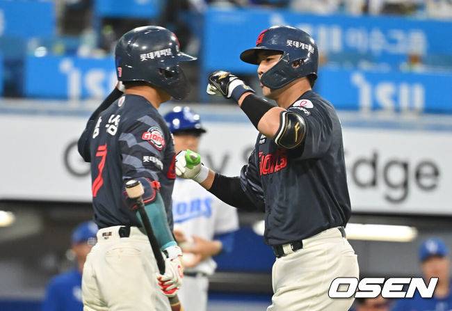 [OSEN=대구, 이석우 기자] 29일 대구삼성라이온즈파크에서 2025 신한 SOL 뱅크 KBO 리그 삼성 라이온즈와 롯데 자이언츠의 경기가 열렸다. 홈팀 삼성은 최원태가, 방문팀 롯데는 박세웅이 선발 출전했다. 롯데 자이언츠 손성빈이 4회초 2사 좌월 솔로 홈런을 치고 하이파이브를 하고 있다. 2025.05.29 / foto0307@osen.co.kr