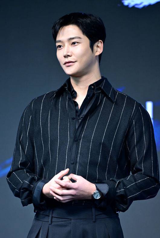 [OSEN=최규한 기자] 23일 오전 서울 논현동 엘리에나 호텔에서 디즈니+ 오리지널 시리즈 '탁류' 제작발표회가 열렸다.‘탁류’는 조선의 모든 돈과 물자가 모여드는 경강을 둘러싸고 혼탁한 세상을 뒤집고 사람답게 살기 위해 각기 다른 꿈을 꿨던 이들의 운명 개척 액션 드라마다.배우 로운이 포토타임을 하고 있다. 2025.09.23 / dreamer@osen.co.kr