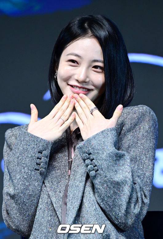 [OSEN=최규한 기자] 23일 오전 서울 논현동 엘리에나 호텔에서 디즈니+ 오리지널 시리즈 '탁류' 제작발표회가 열렸다.‘탁류’는 조선의 모든 돈과 물자가 모여드는 경강을 둘러싸고 혼탁한 세상을 뒤집고 사람답게 살기 위해 각기 다른 꿈을 꿨던 이들의 운명 개척 액션 드라마다.배우 신예은이 사회자의 요청에 미소짓고 있다. 2025.09.23 / dreamer@osen.co.kr