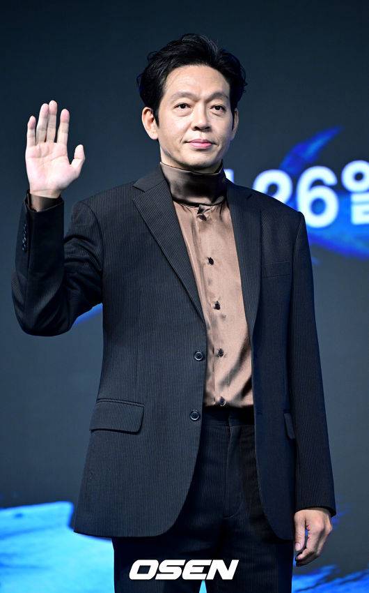 [OSEN=최규한 기자] 23일 오전 서울 논현동 엘리에나 호텔에서 디즈니+ 오리지널 시리즈 '탁류' 제작발표회가 열렸다.‘탁류’는 조선의 모든 돈과 물자가 모여드는 경강을 둘러싸고 혼탁한 세상을 뒤집고 사람답게 살기 위해 각기 다른 꿈을 꿨던 이들의 운명 개척 액션 드라마다.배우 박지환이 포토타임을 하고 있다. 2025.09.23 / dreamer@osen.co.kr