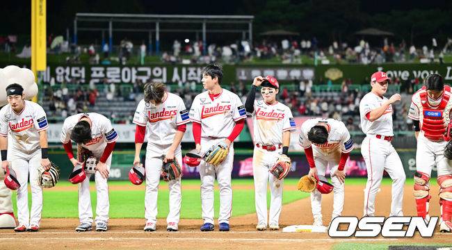 [OSEN=인천, 박준형 기자]  프로야구 SSG 랜더스가 KIA 타이거즈를 꺾고 3위 매직넘버를 '5'로 줄였다.SSG는&nbsp;23일 인천 SSG랜더스필드에서2025 KBO리그 KIA와 시즌 15차전 맞대결에서 5-0으로 승리했다. 에레디아의 투런 홈런, 최지훈의 투런 홈런이 터졌다.&nbsp;경기종료 후 SSG 선수들이 팬들에게 인사를 하고 있다.  2025.09.23 / soul1014@osen.co.kr