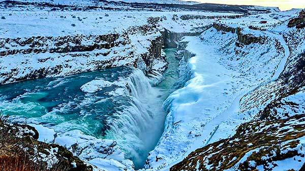 굴포스폭포의 겨울. 아무리 추워도 얼음이 얼지 않는 엄청난 양의 폭포수가 떨어진다. 떨어진 힘으로 구름 같은 물안개가 솟구쳐 올라, 세찬 바람에 흩어지며 주변을 온통 얼음밭으로 만든다. 사진에서 오른쪽 위에 점처럼 찍힌 사람들이 밑으로 내려오지 못한다. 사진 송병용