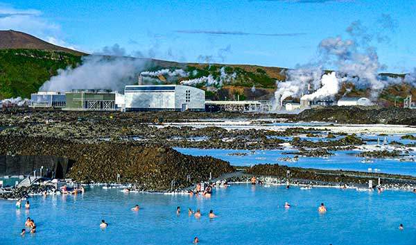 블루 라군Blue lagoon. 지열 온천 레이캬비크의 국제공항에서 20km 거리에 있는, 온천의 실리카와 유황 성분이 몸에 좋다고 알려진 국제적 명소다. 푸른 물에 우유를 섞은 듯한 신비로운 색깔이 이색적이다. 이 온천에 몸을 담그고 오로라의 춤사위를 바라보며 맥주 한잔한다면 그것이 신선놀음일 것이다. 사진 헤드.