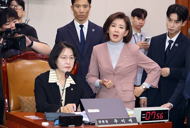 나경원 등 국민의힘 법사위원들이 22일 서울 여의도 국회에서 열린 법제사법위원회의 검찰개혁 입법청문회에서 추미애 법사위원장에게 항의하고 있다. 뉴시스
