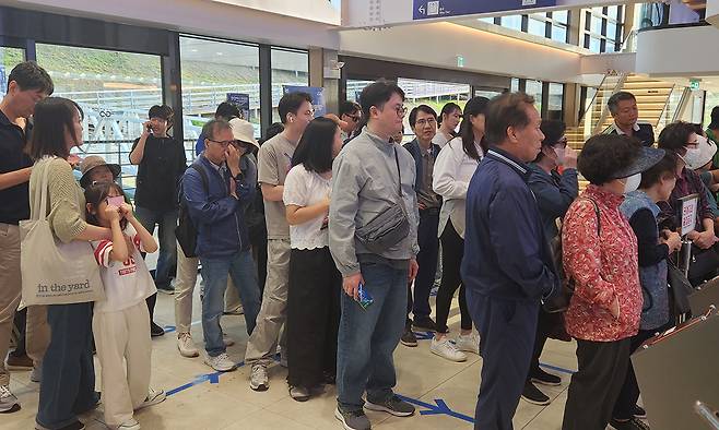 22일 서울 송파구 한강버스 잠실 선착장에서 시민들이 승선을 기다리고 있다. 김세희 기자