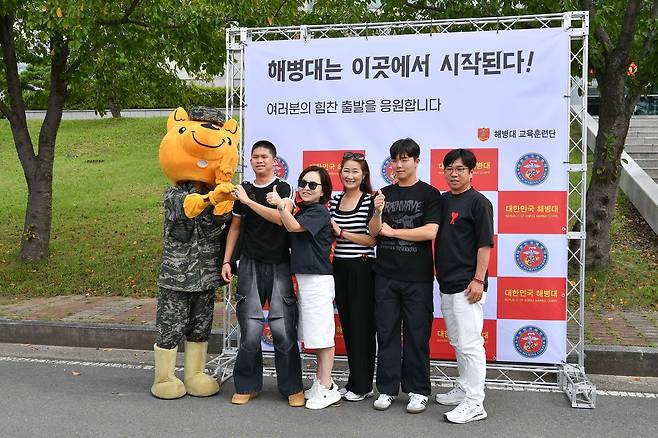 22일 해병대 교육훈련단에서 열린 신병 1322기 입영문화제에서 입영 장병과 가족들이 단체 사진을 촬영하고 있다.