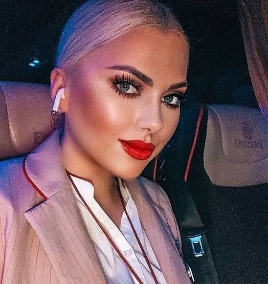 에미레이트 항공에 ‘체중 감시원’이 있었다고 주장한 전직 승무원. 마야 두카릭 인스타그램