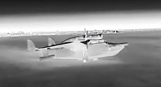 우크라이나가 러시아의 수륙양용 항공기 Be-12 차이카(Chaika) 2대를 처음으로 파괴했다고 주장했다. 영상 캡처